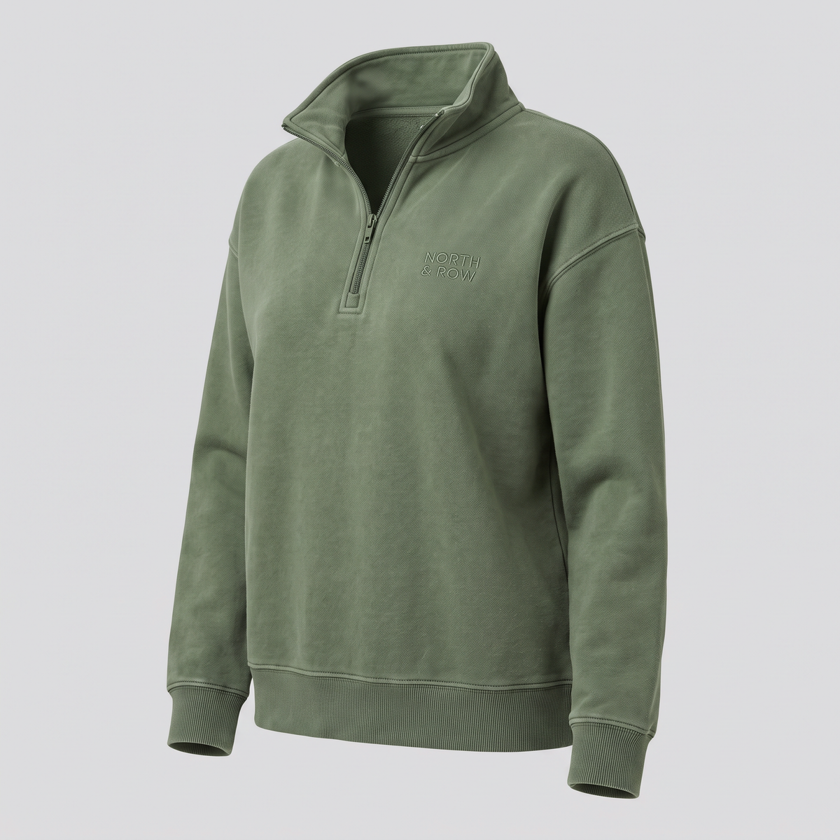 Demi-zip ample, vert mousse, vue de trois-quarts — NORTH & ROW
