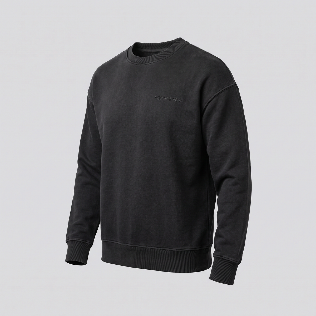 Sweat col rond, noir délavé, vue de trois-quarts — NORTH & ROW